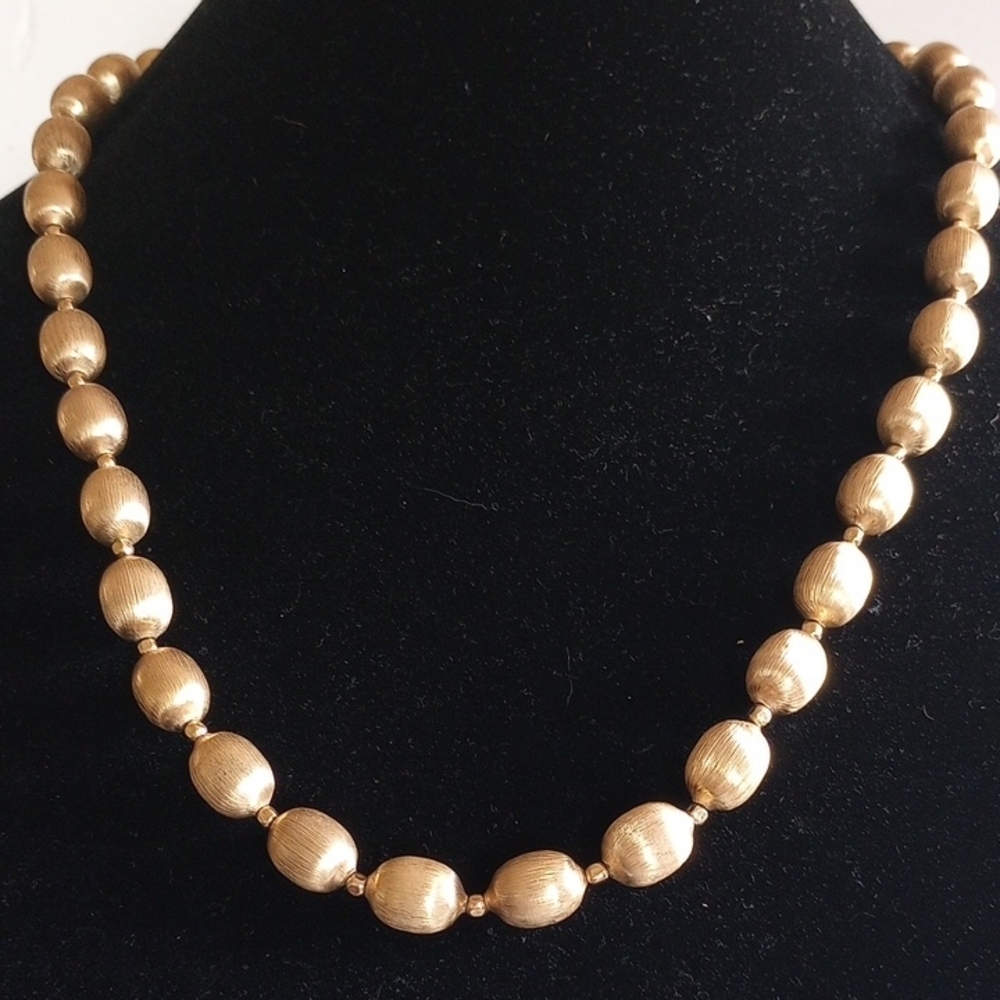 VINTAGE 60TH CROWN TRIFARI GOLD BRUSHED BEADS NECKLACE 24" LONG. SIGNED.